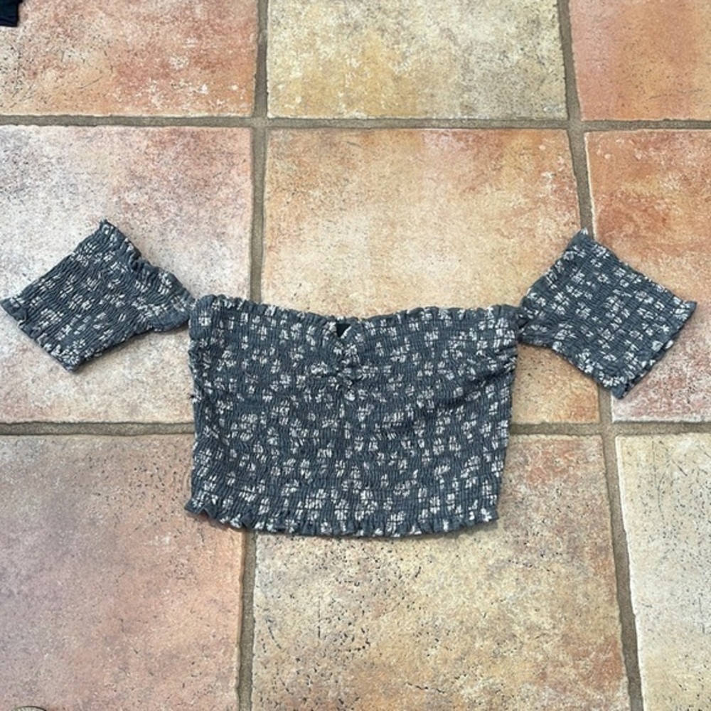 STORIA SMOCKED COTTAGE FLORAL CROP TOP GRAY - Picture 1 of 4